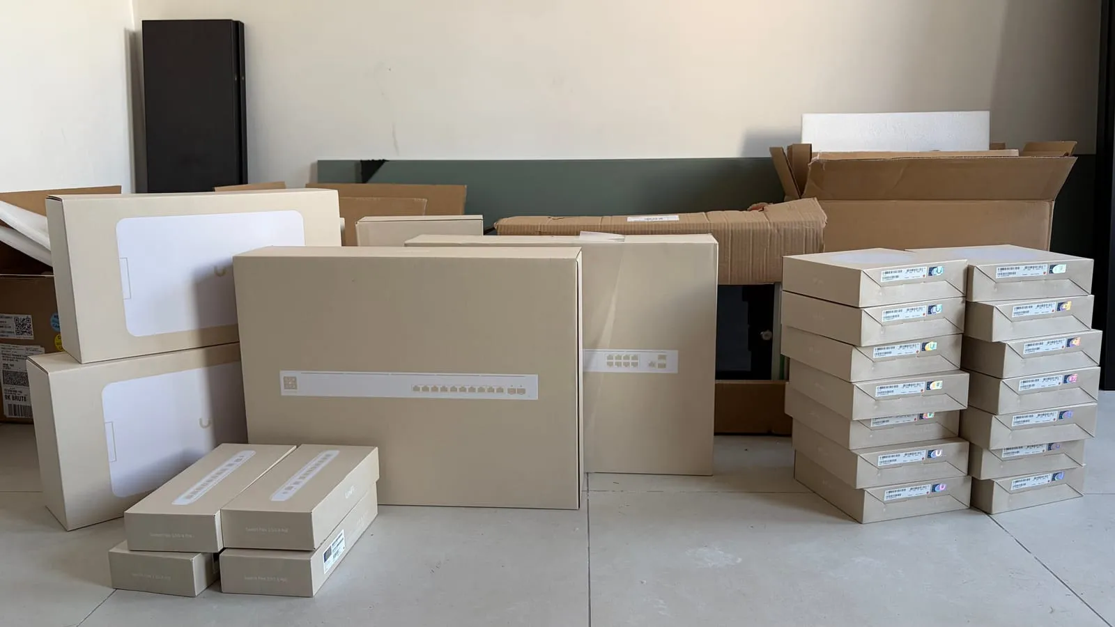 Cartons de matériel UniFi prêts pour un déploiement